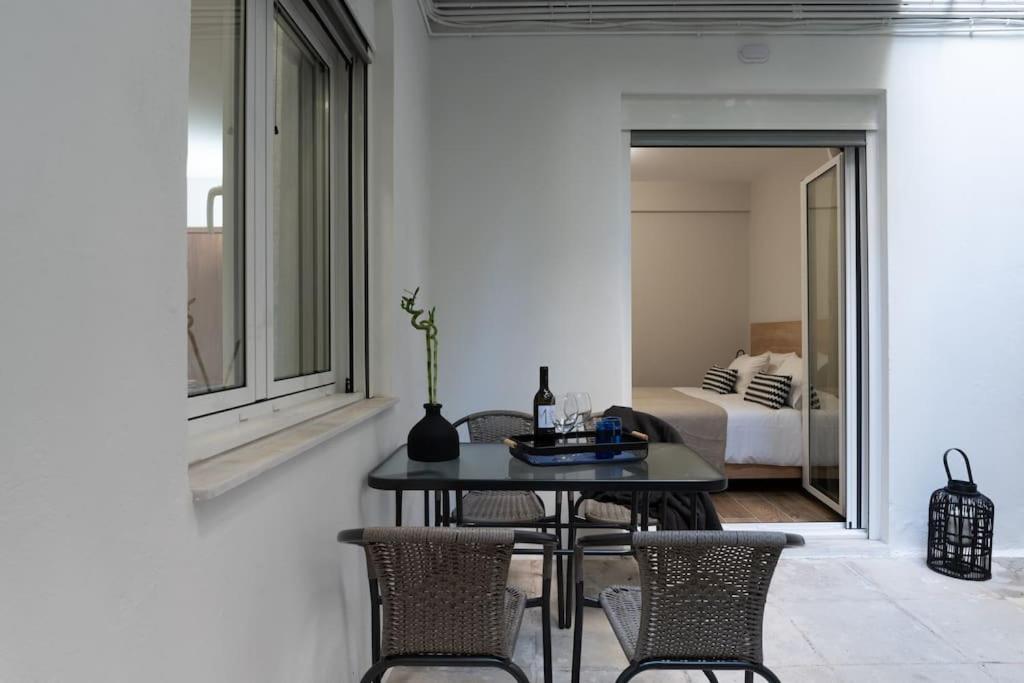 Appartement Stylish Abode Under Acropolis W/ Sunny Courtyard! à Athènes Extérieur photo